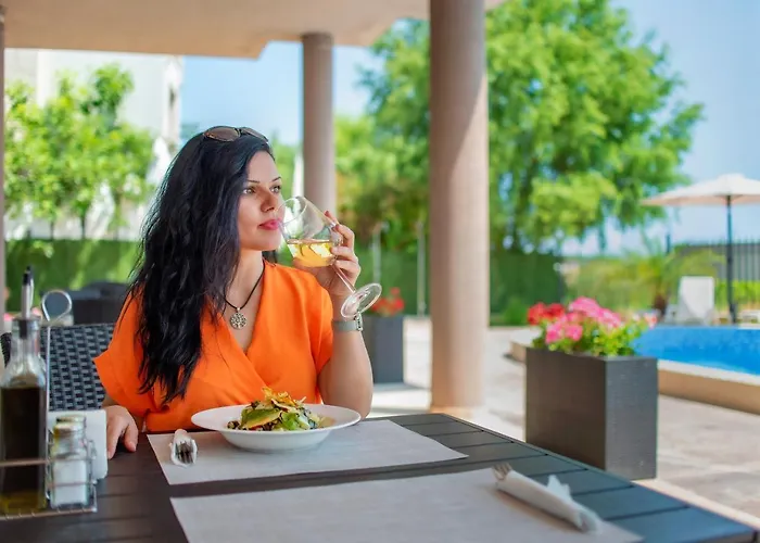 Royal Marina 酒店 切尔诺莫雷茨